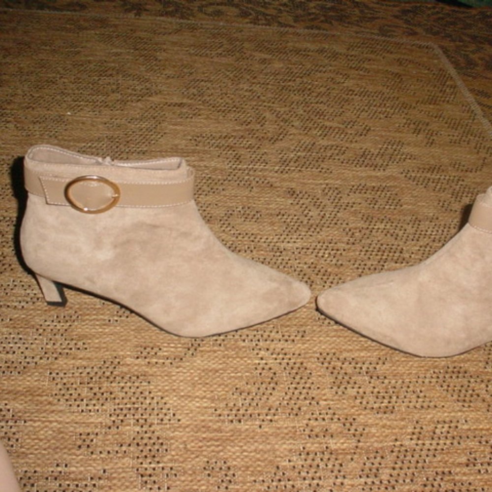 NEW CATO COMFORT BROWN SUEDE BUCKLE SIDE ZIP HEELED BOOTIES SIZE 10W